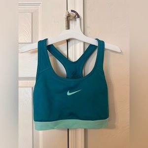 Nike Women’s Sports Bra. Size L
